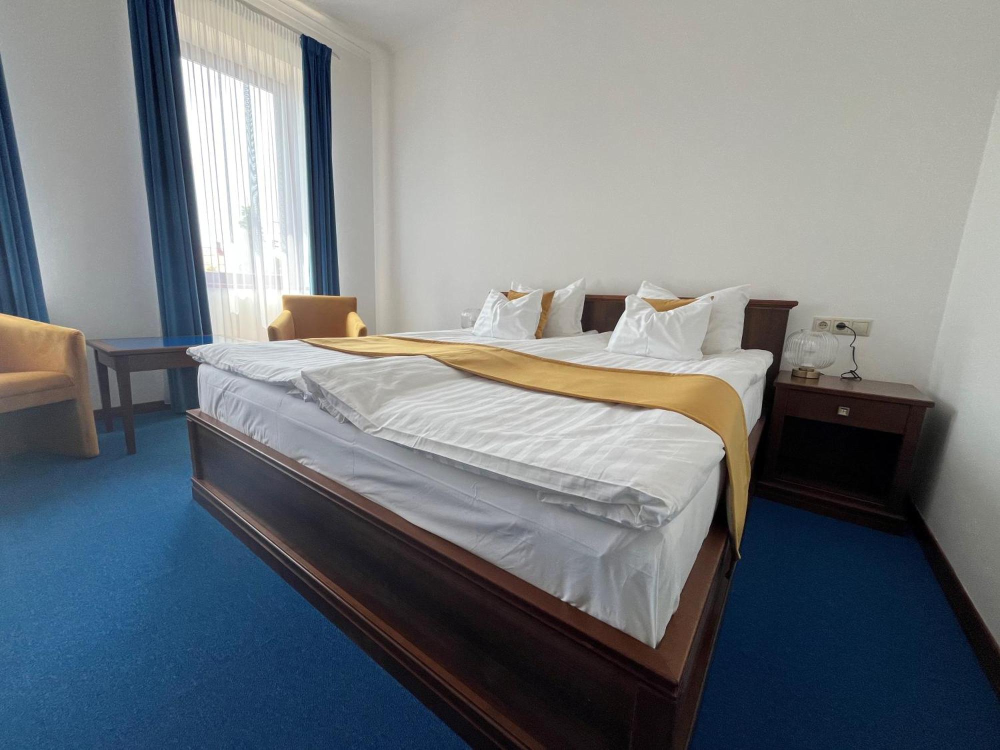 Bassiana Hotel Es Etterem シャールヴァール エクステリア 写真