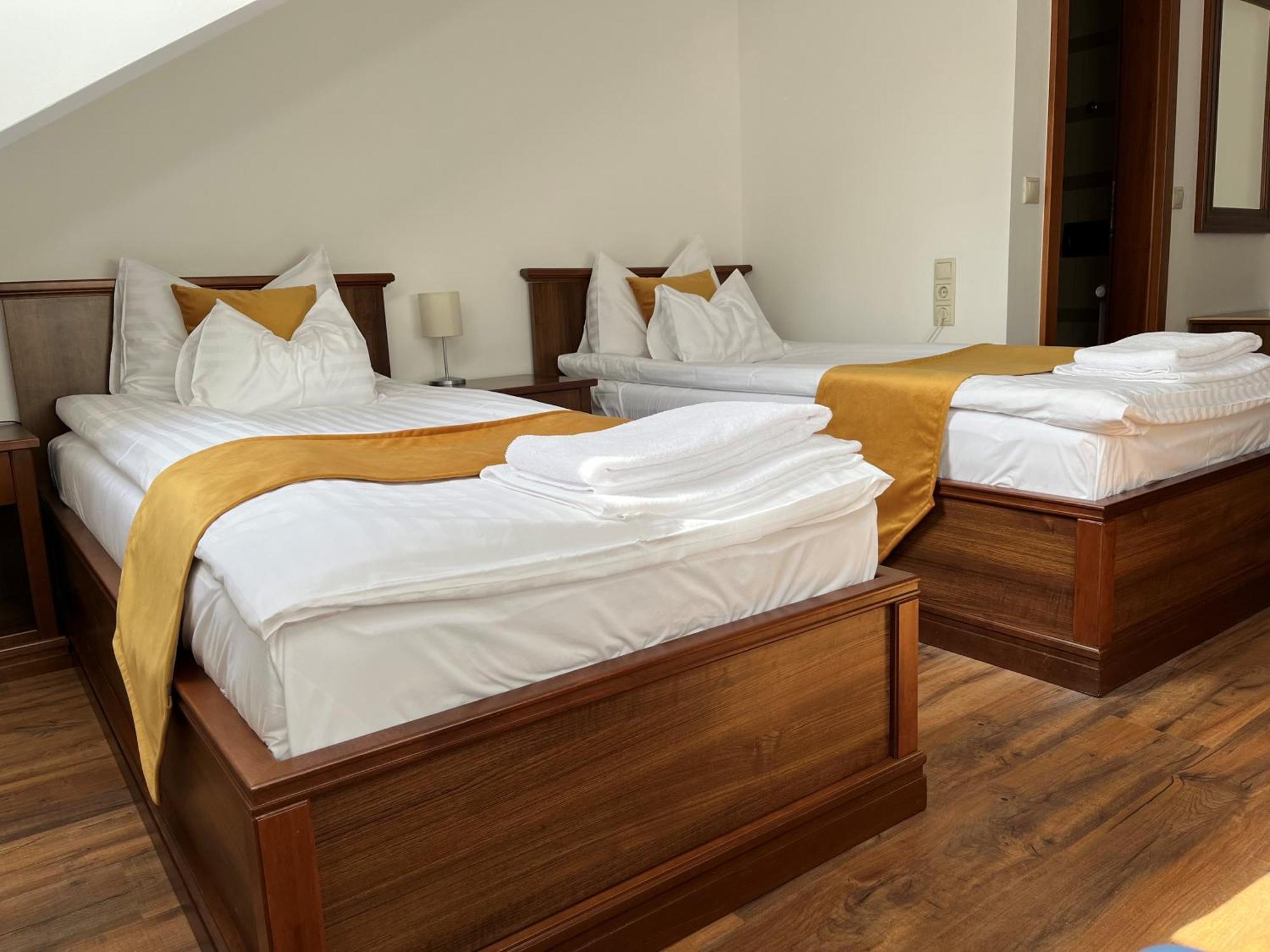Bassiana Hotel Es Etterem シャールヴァール エクステリア 写真