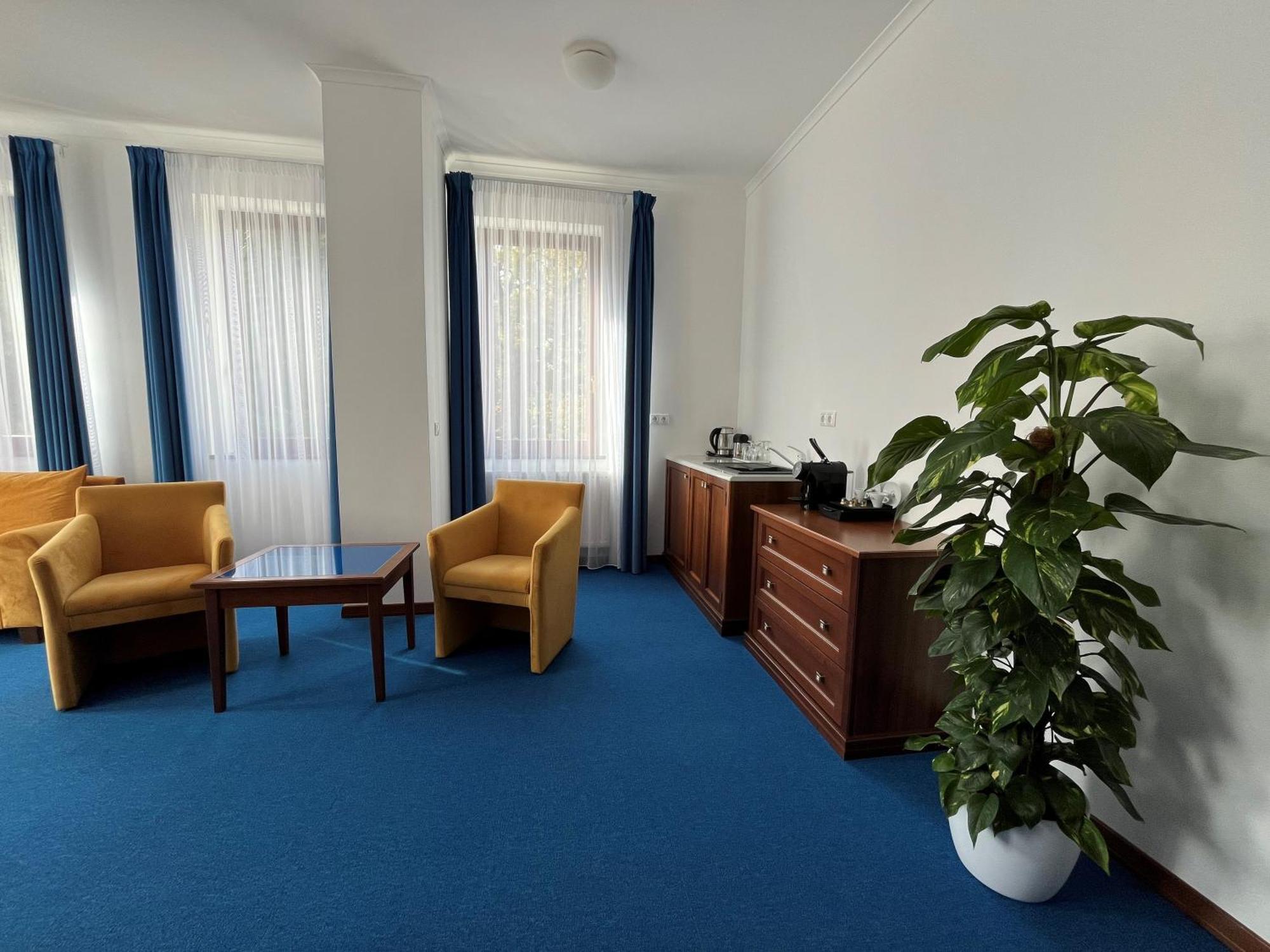Bassiana Hotel Es Etterem シャールヴァール エクステリア 写真