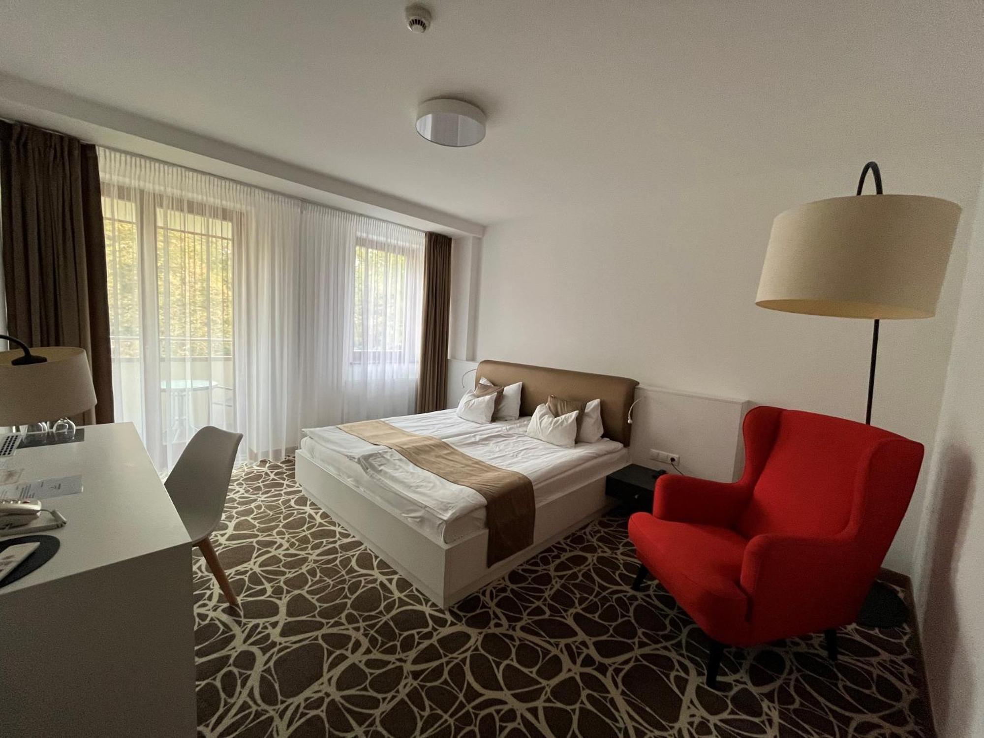 Bassiana Hotel Es Etterem シャールヴァール エクステリア 写真