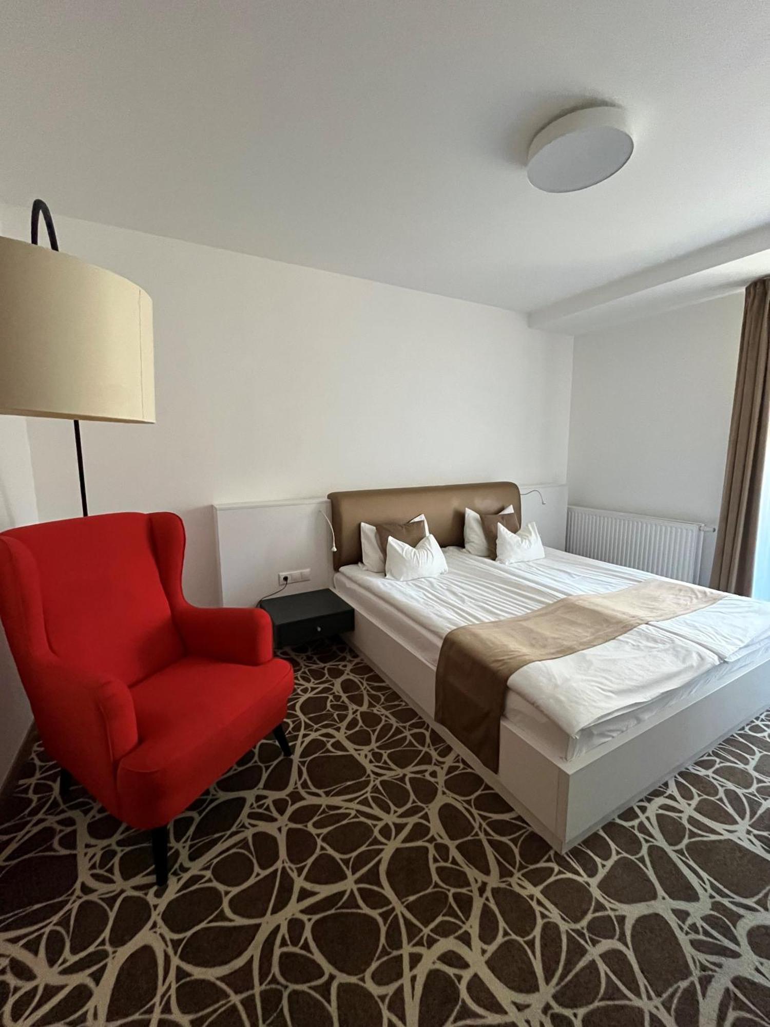 Bassiana Hotel Es Etterem シャールヴァール エクステリア 写真
