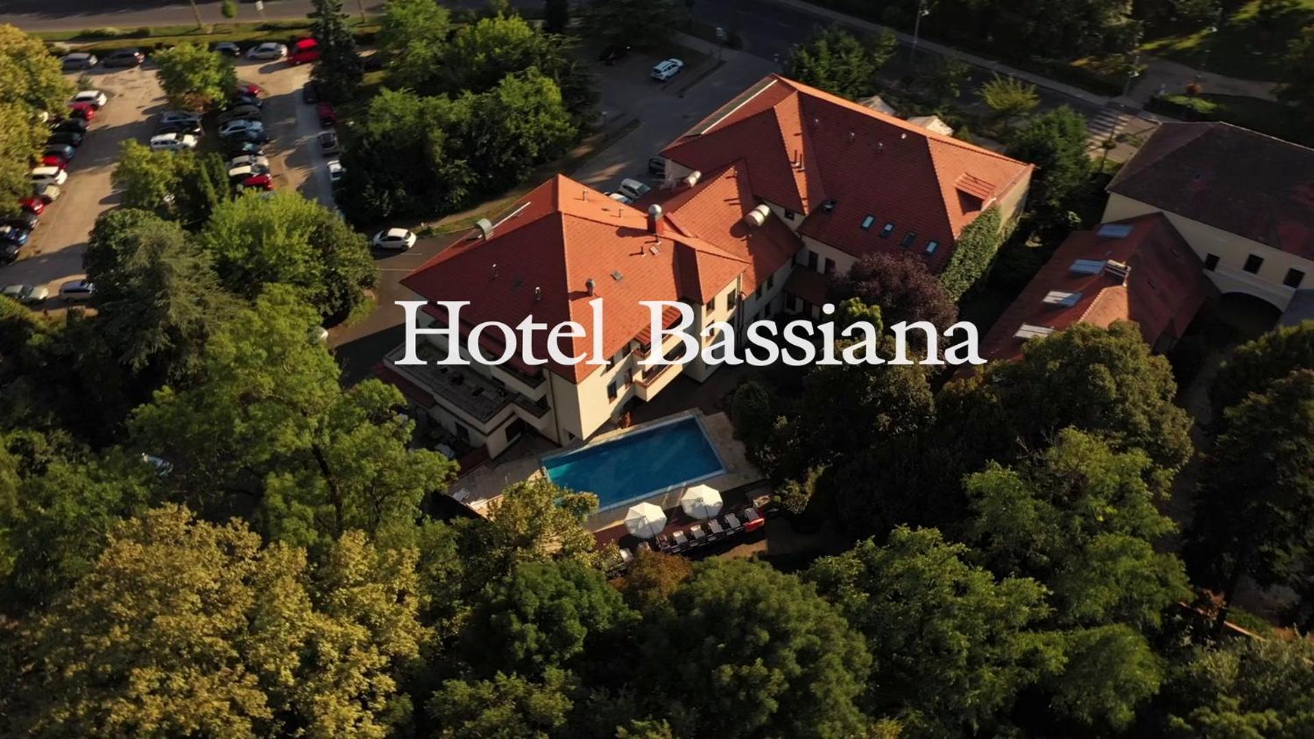 Bassiana Hotel Es Etterem シャールヴァール エクステリア 写真