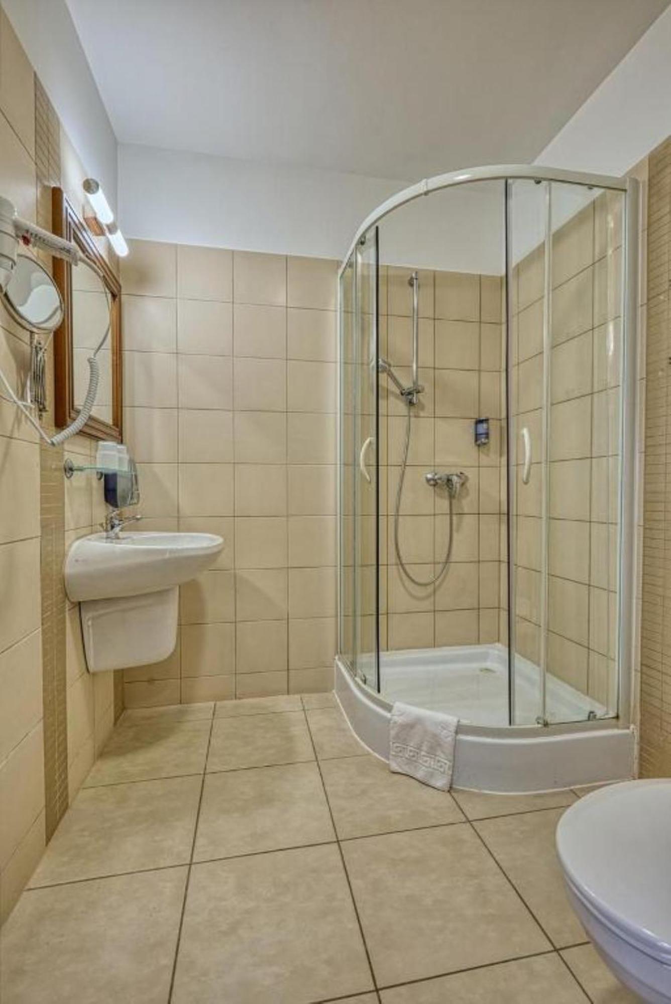 Bassiana Hotel Es Etterem シャールヴァール エクステリア 写真