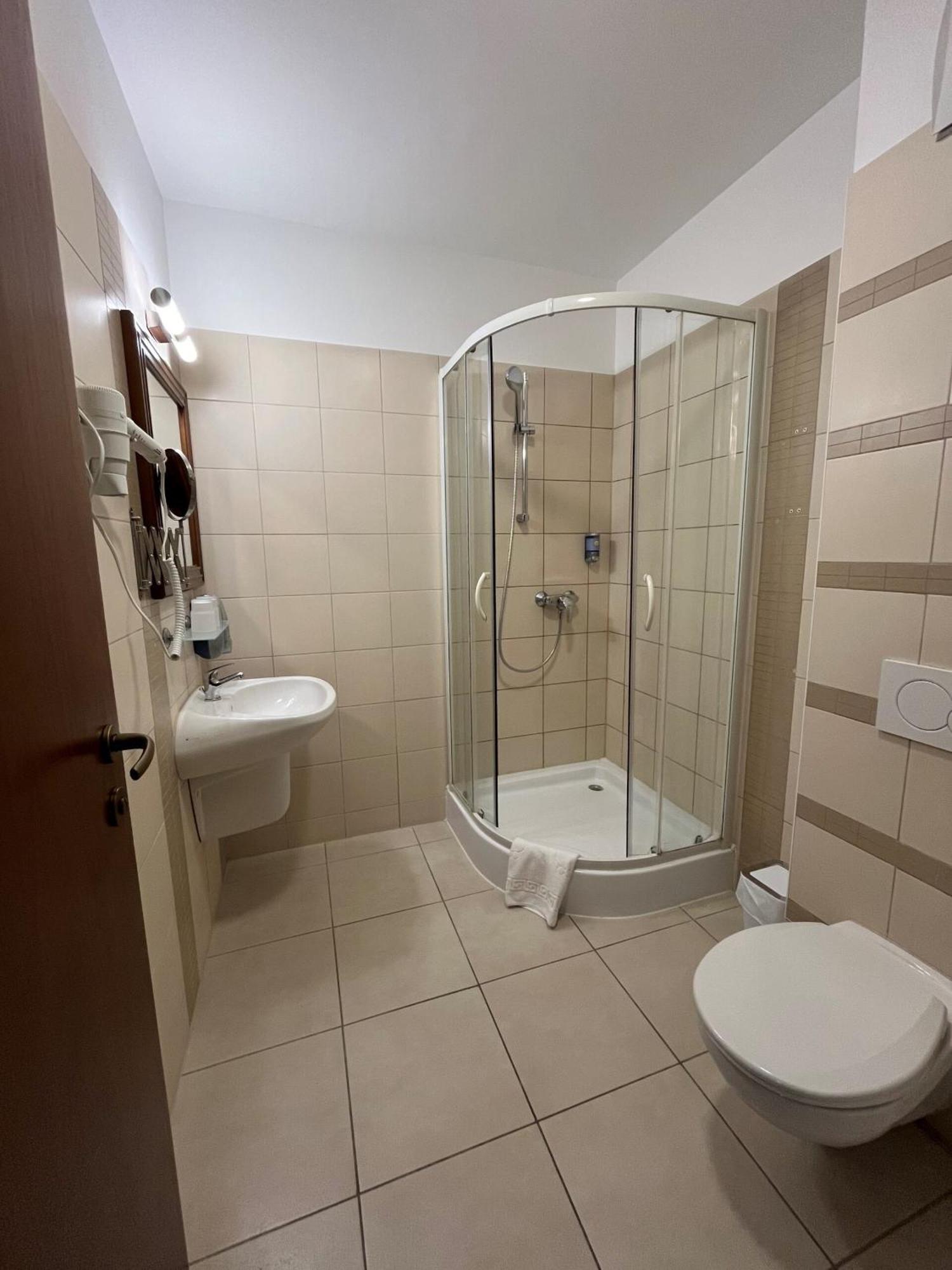 Bassiana Hotel Es Etterem シャールヴァール エクステリア 写真
