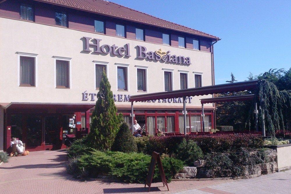Bassiana Hotel Es Etterem シャールヴァール エクステリア 写真